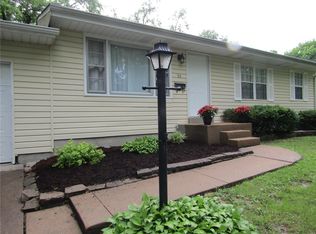 90 Oakdale Ave, Saint Charles, MO 63301