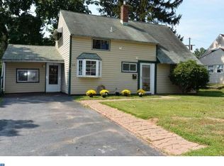 55 Hollyhock Ln, Levittown, PA