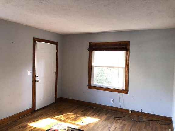 3rd image of 16 Fannin Ct