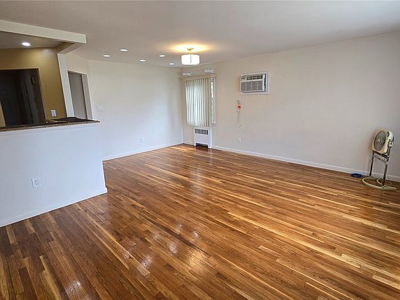 3rd image of 395 Cochran Pl