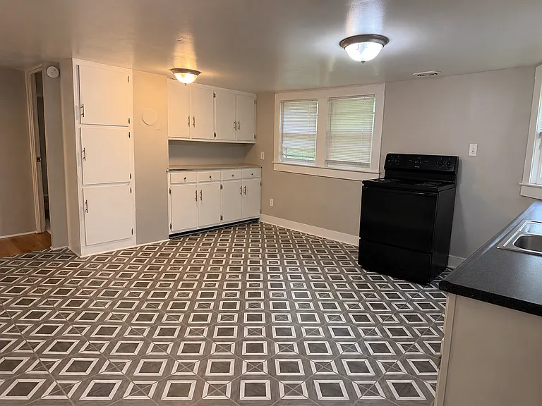221 Neal St — Photo 8