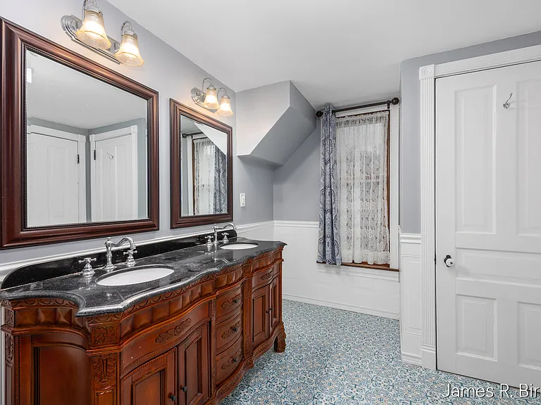 529 Avery St — Photo 13
