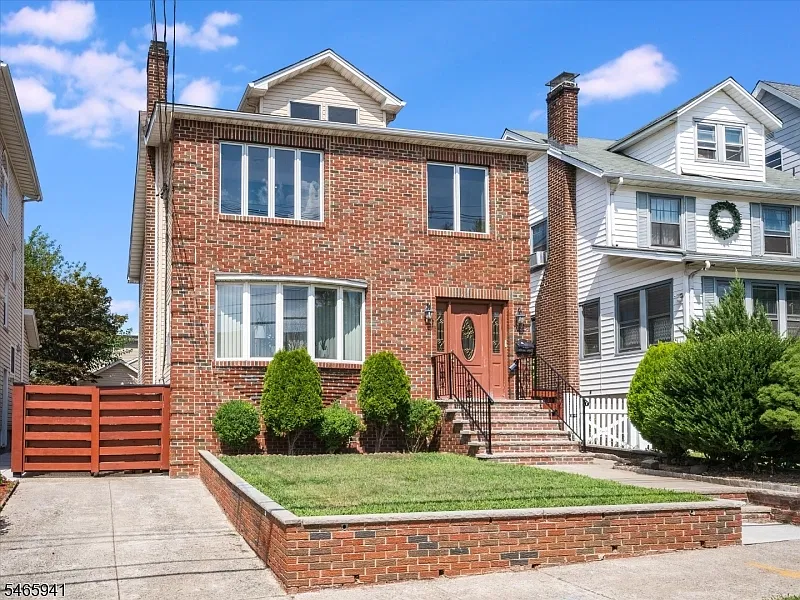 3 bed, 1.0 bath, $3,500 — Photo 2
