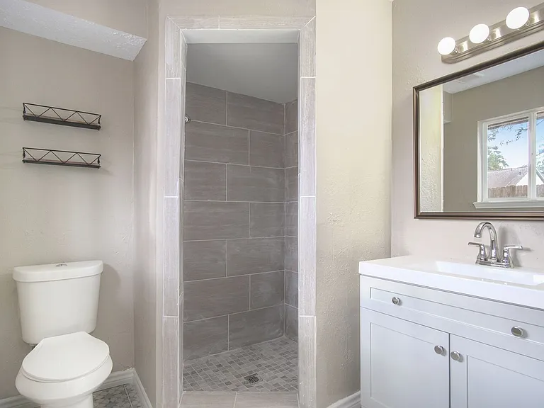 2410 Rolling Glen Dr — Photo 16