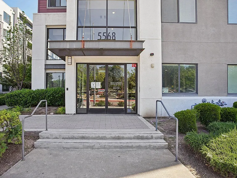 Oak Grove Apartments — Photo 22