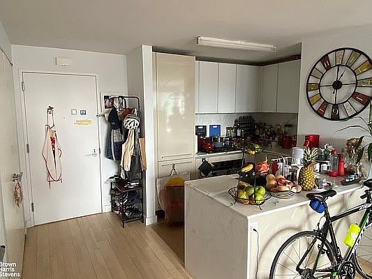 5th image of 322 W 57th St APT 37A