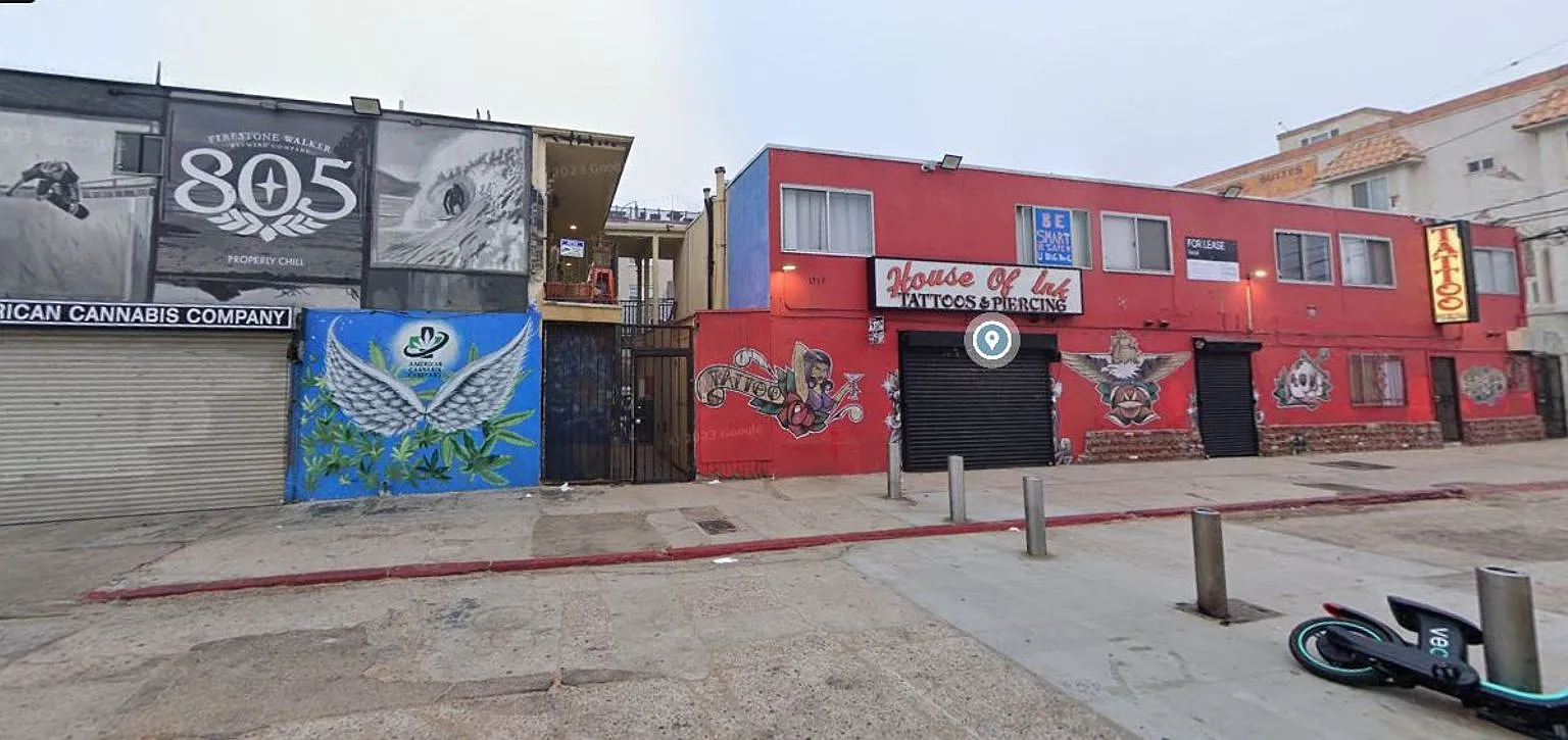 Welcome to your dream beachfront studio, located on the vibrant Venice Beach boardwalk! — Photo 3