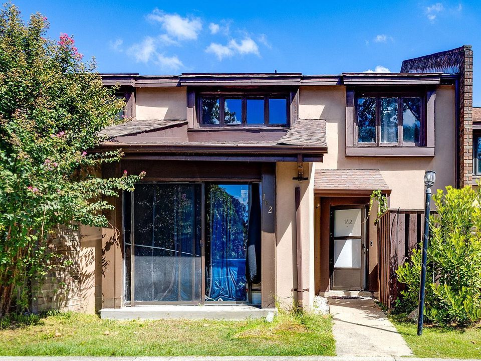 1st image of 162 Lionsgate Dr