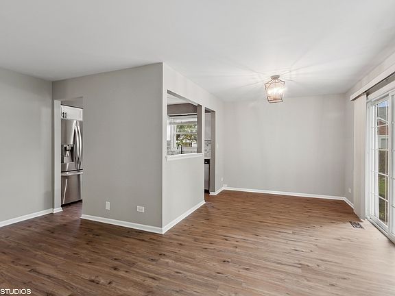 3rd image of 1686 Grosvenor Cir Unit B