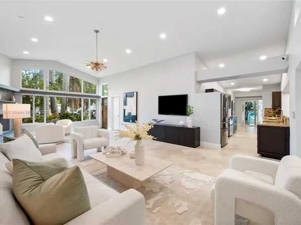 2555 NE 200th St, Miami, FL 33180