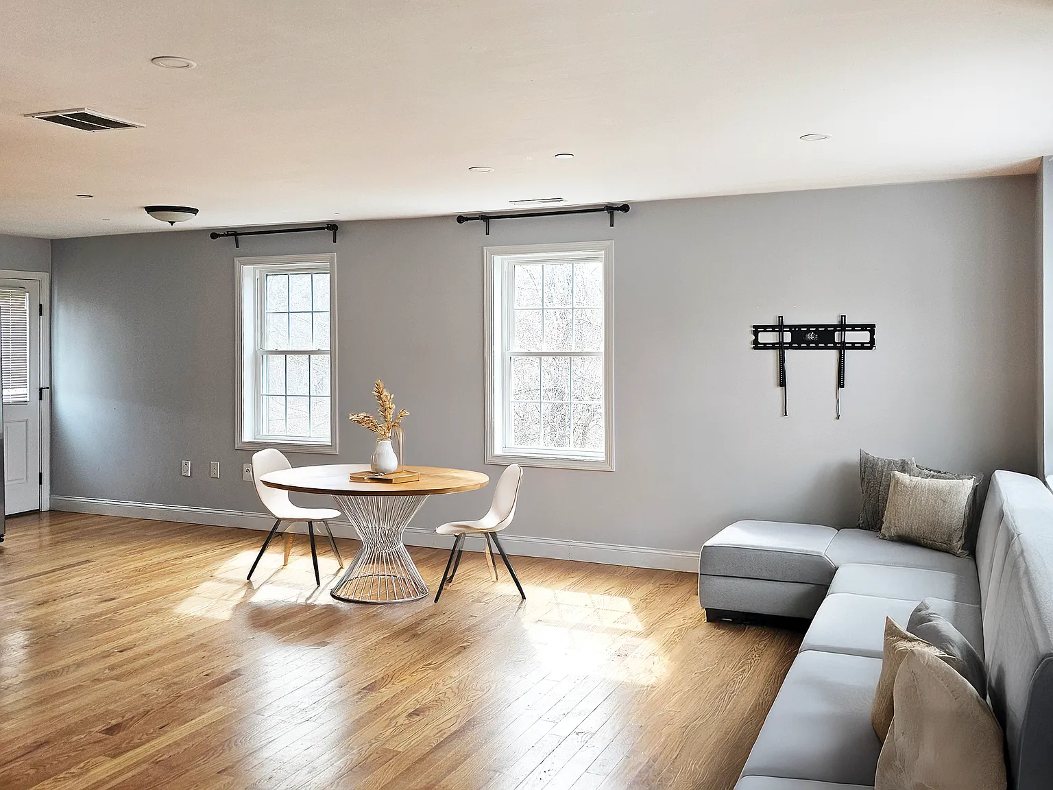 3 bed, 1375 sqft, $3,100 — Photo 1