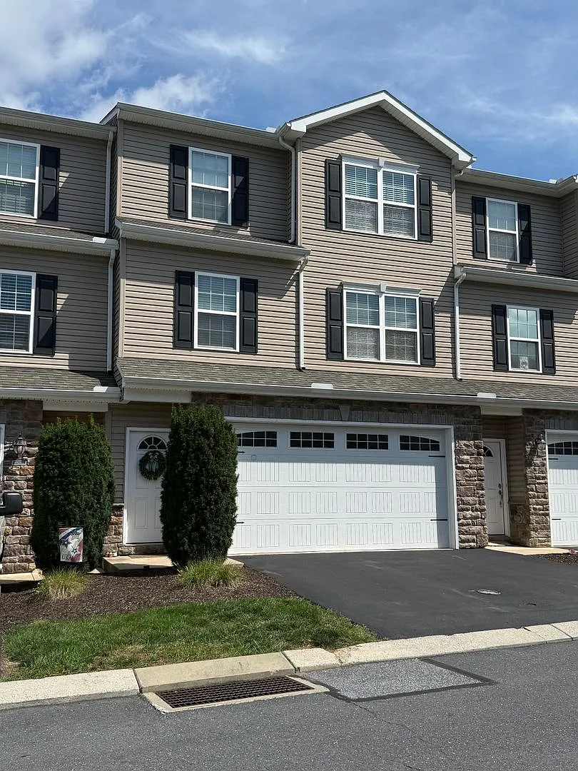 Located in Mechanicsburg, PA and within the Cumberland Valley School District, this 3-bedroom, 2.... — Photo 1