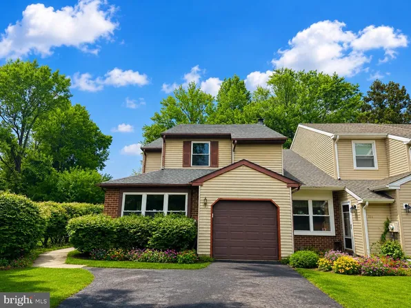 232 S Fieldstone Ct, Yardley, PA 19067