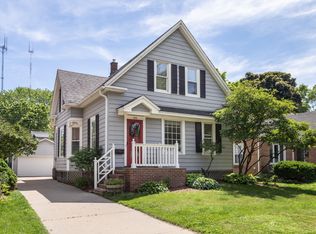 519 E Hampton Rd, Whitefish Bay, WI 53217