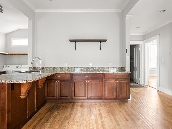 5th image of 925 Greenwood Ave NE #B