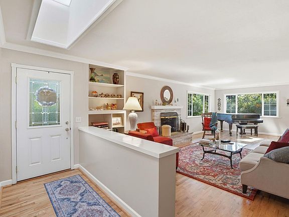 4th image of 241 Soledad Dr