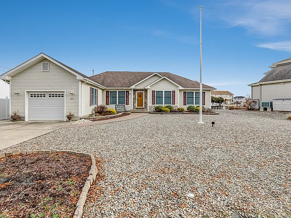 5th image of 1017 E Hickory Dr