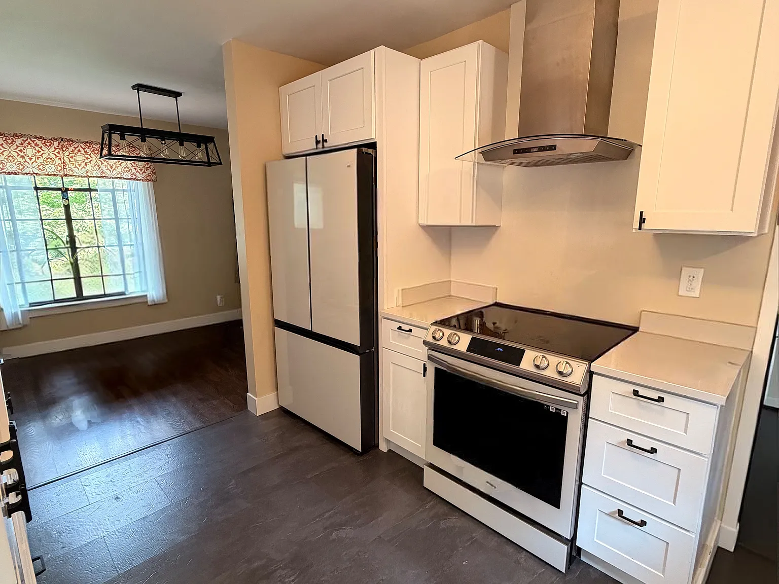 3 bed, 1.5 bath, 2261 sqft, $3,000 — Photo 2