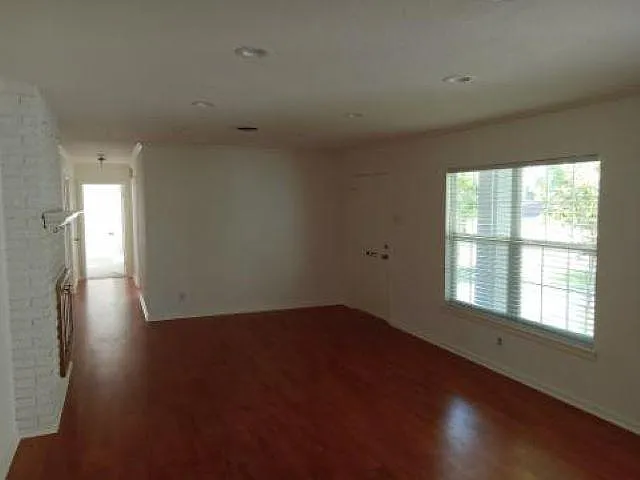 327 Rockhill Dr — Photo 6