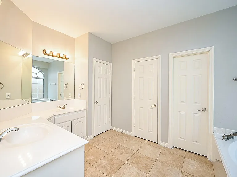 8135 Cove Timbers Ln — Photo 16