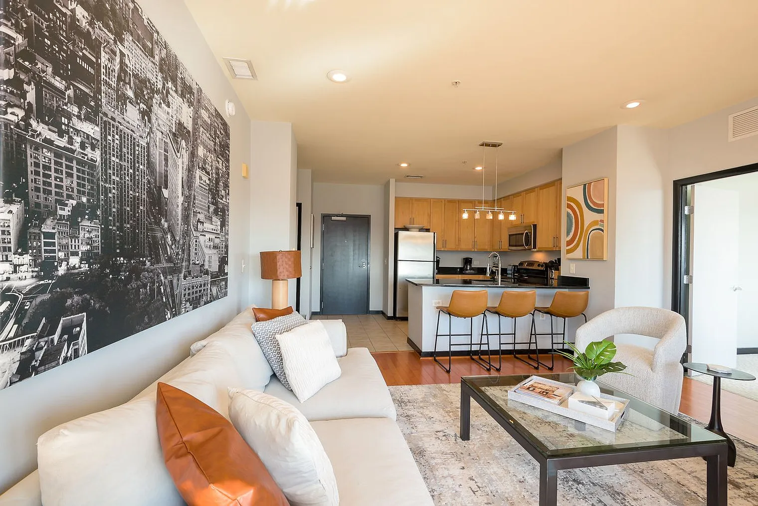 2 bed, 2.0 bath, 11840 sqft, $6,387 — Photo 3