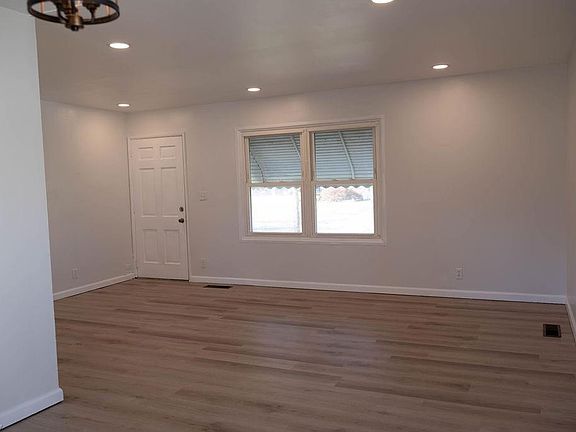 4th image of 2522 Poplar St