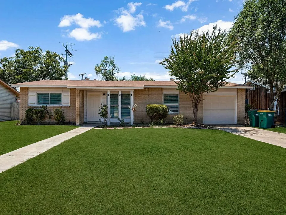 121 Rosewood Dr