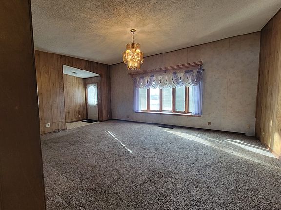 5th image of 875 Larch St