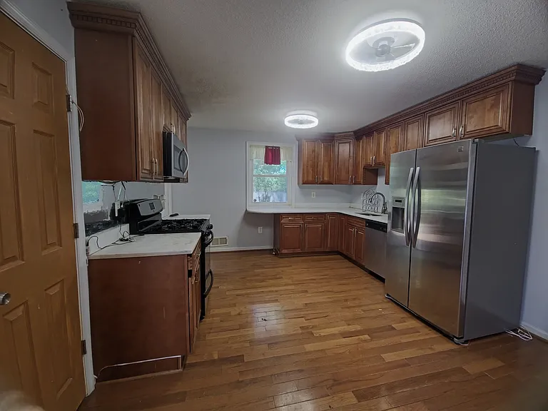 2317 Roslyn Ave — Photo 9