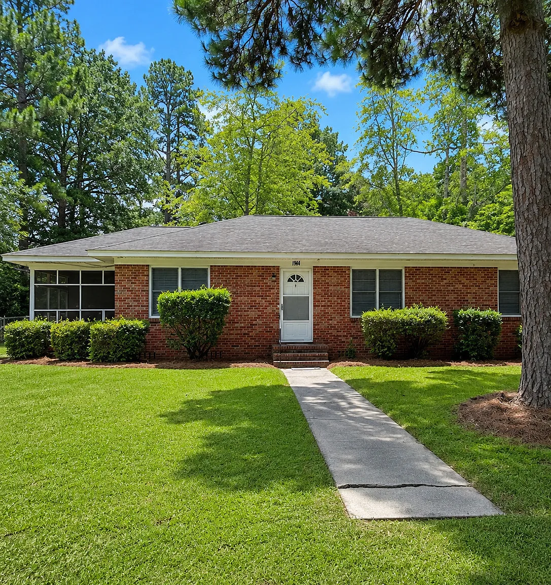 3 bed, 1.5 bath, 1202 sqft, $1,100 — Photo 1