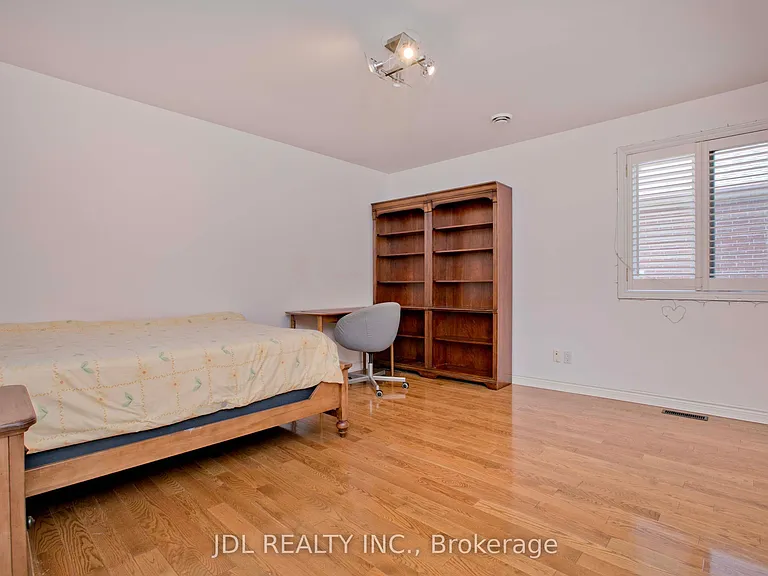 53 Aldershot Cres — Photo 22