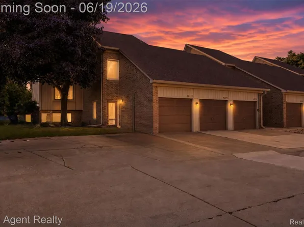 42374 Lochmoor St, Clinton Township, MI 48038