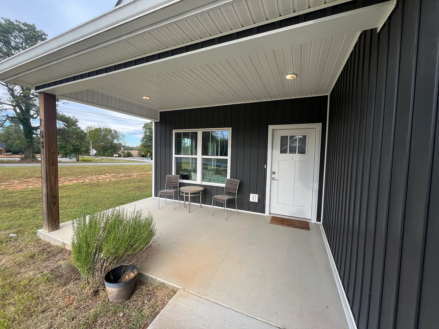 4 bed, 2.5 bath, 1702 sqft, $2,400 — Photo 3