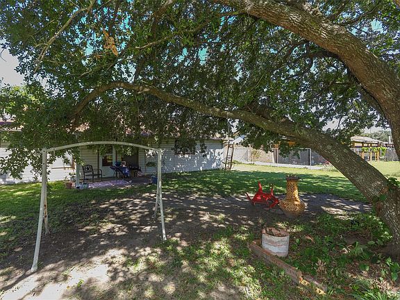 5th image of 2414 Foxglove St
