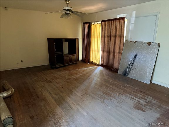 3rd image of 702 Capri St