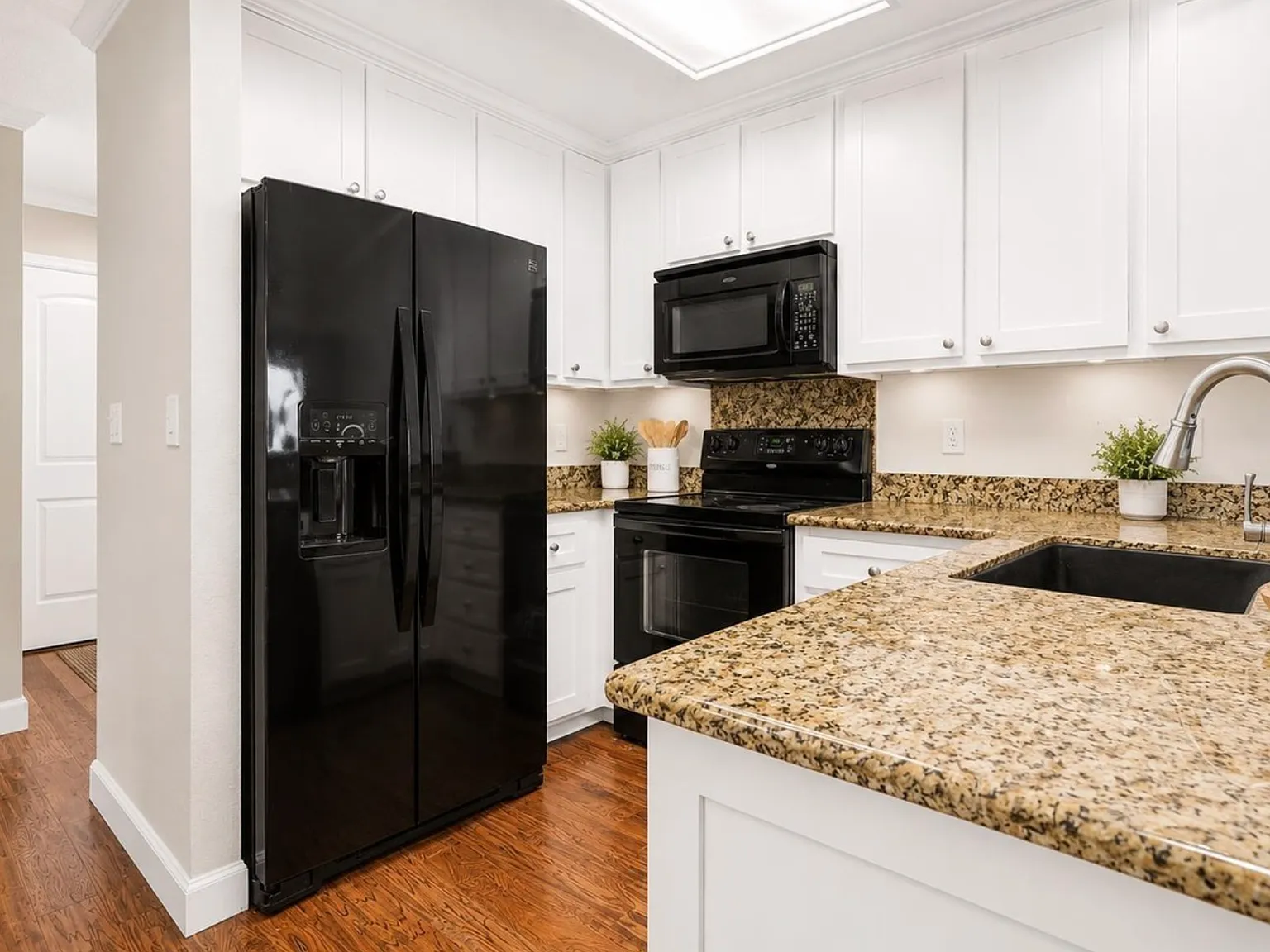 3 bed, 2.5 bath, 1496 sqft, $4,500 — Photo 3