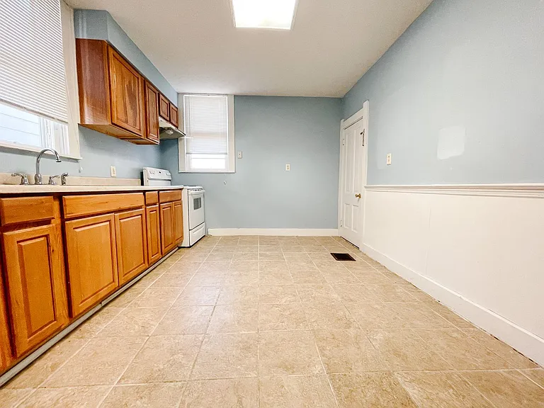 258 SW 2nd St — Photo 4