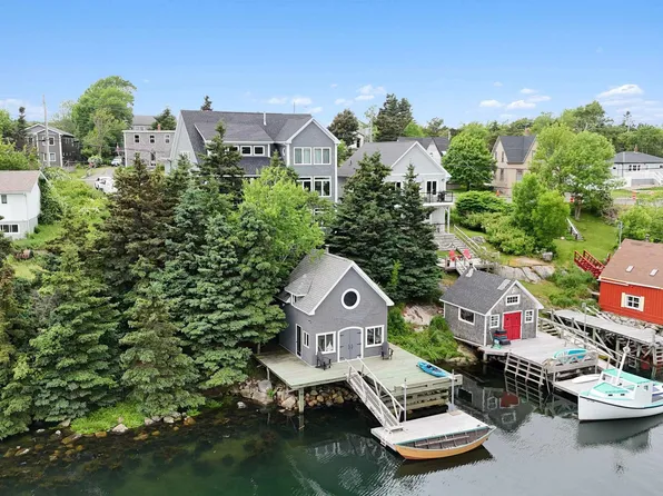 1578 John Brackett Dr, Halifax, NS B3V 1G8