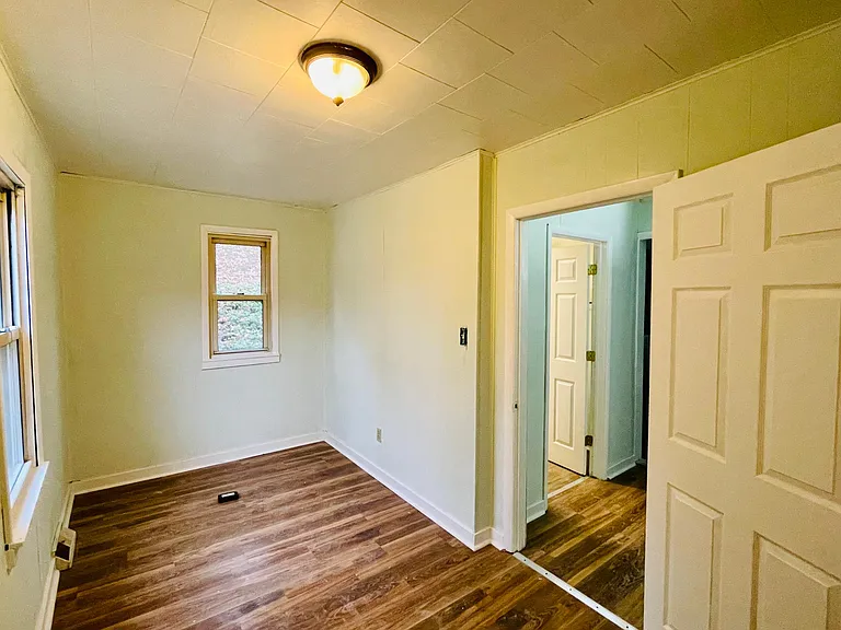 408 McDade Ln — Photo 9