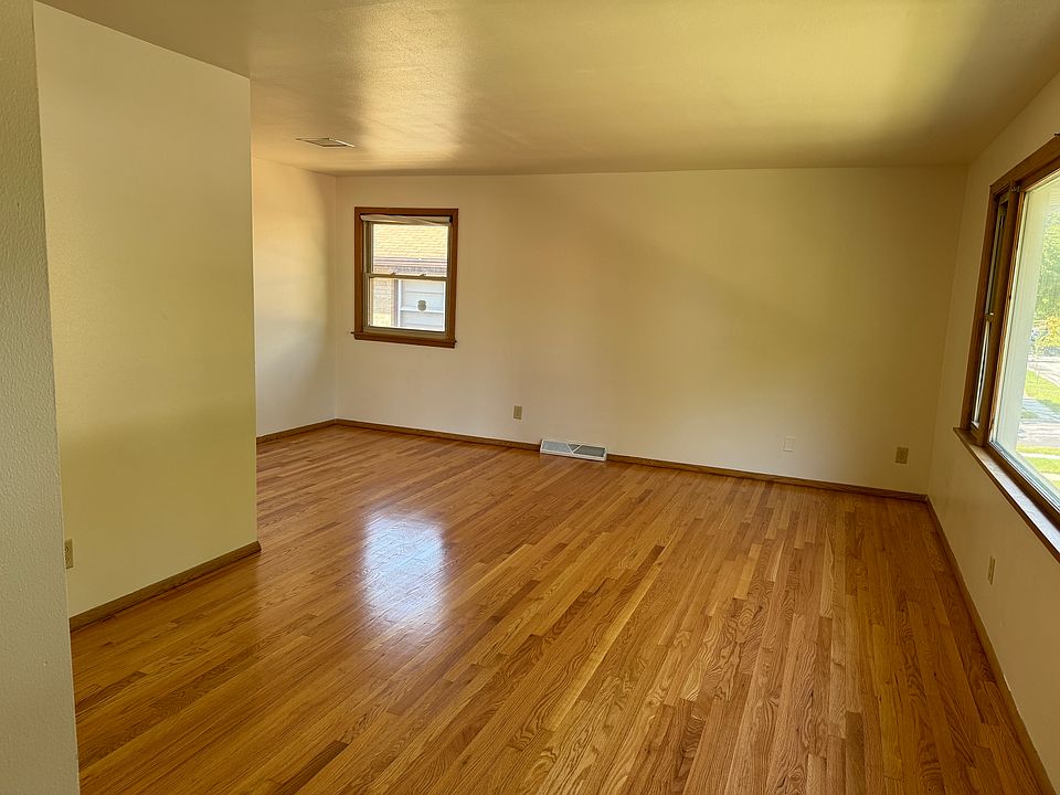 Living room, paint is Sherwin Williams Alabaster. (Appears yellower than it actually is.)