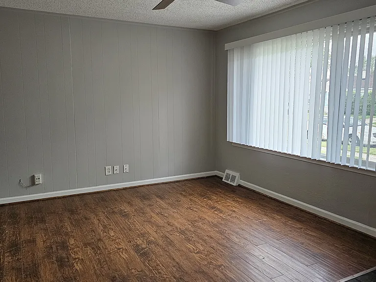 528 E Dallas Ave — Photo 6