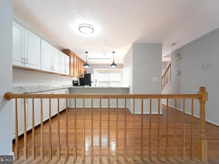 413 Lakeview Ct — Photo 18
