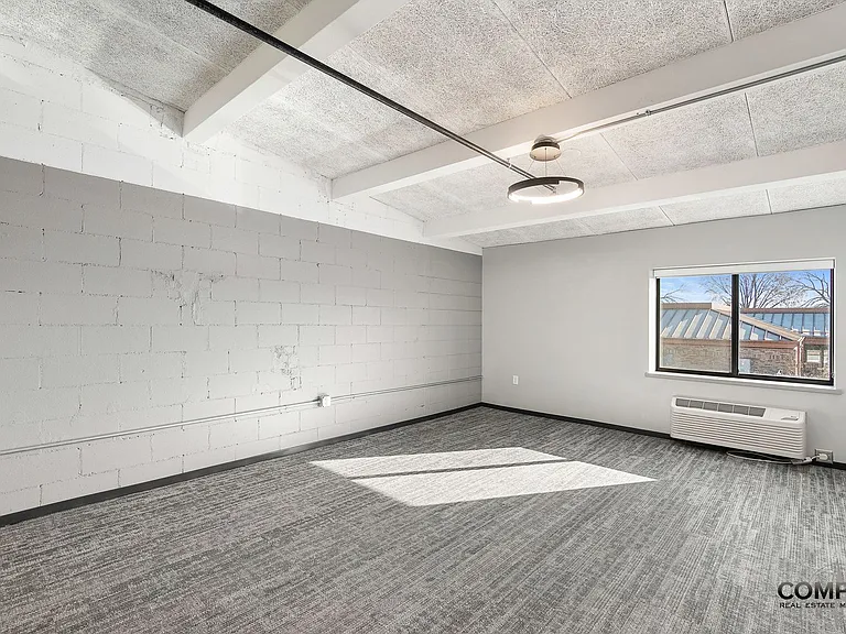 The Howard Apartments — Photo 35