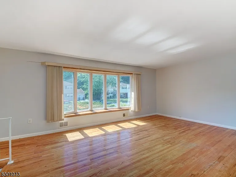 17 Brook Pl — Photo 3