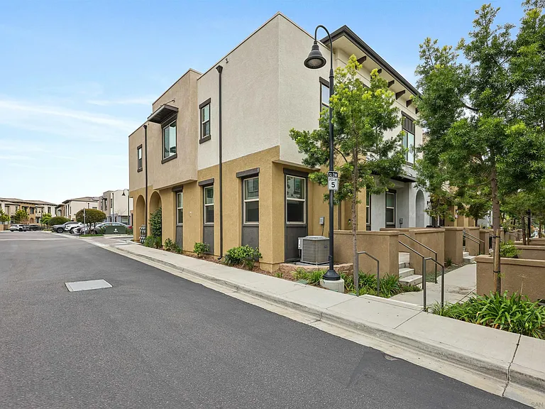 2115 Solara Ln — Photo 25