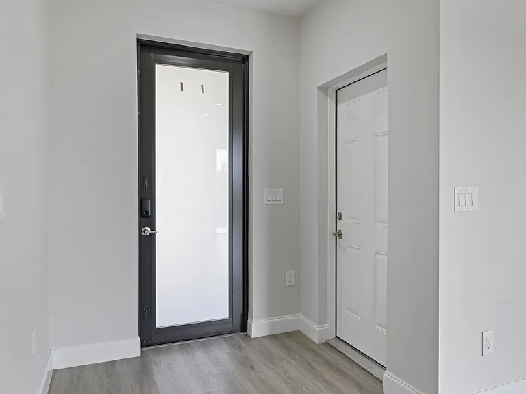 679 Windermere Dr — Photo 2