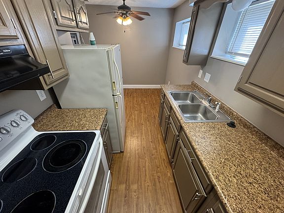 Kitchen (view 2)