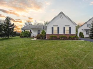 8072 Lark Ln, Grand Blanc, MI 48439