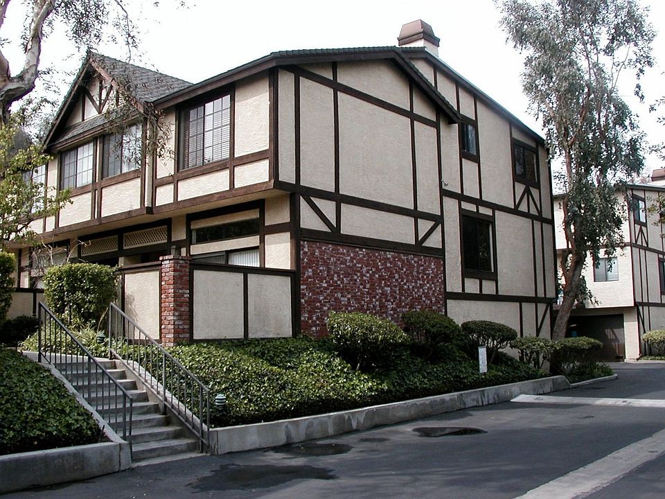 Quiet location in rear of complex