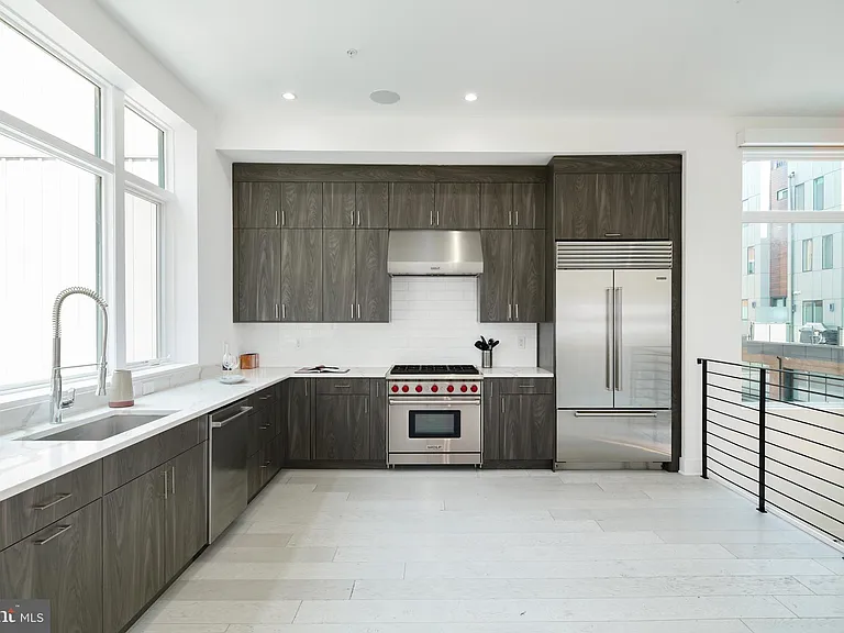 142R S Front St — Photo 1